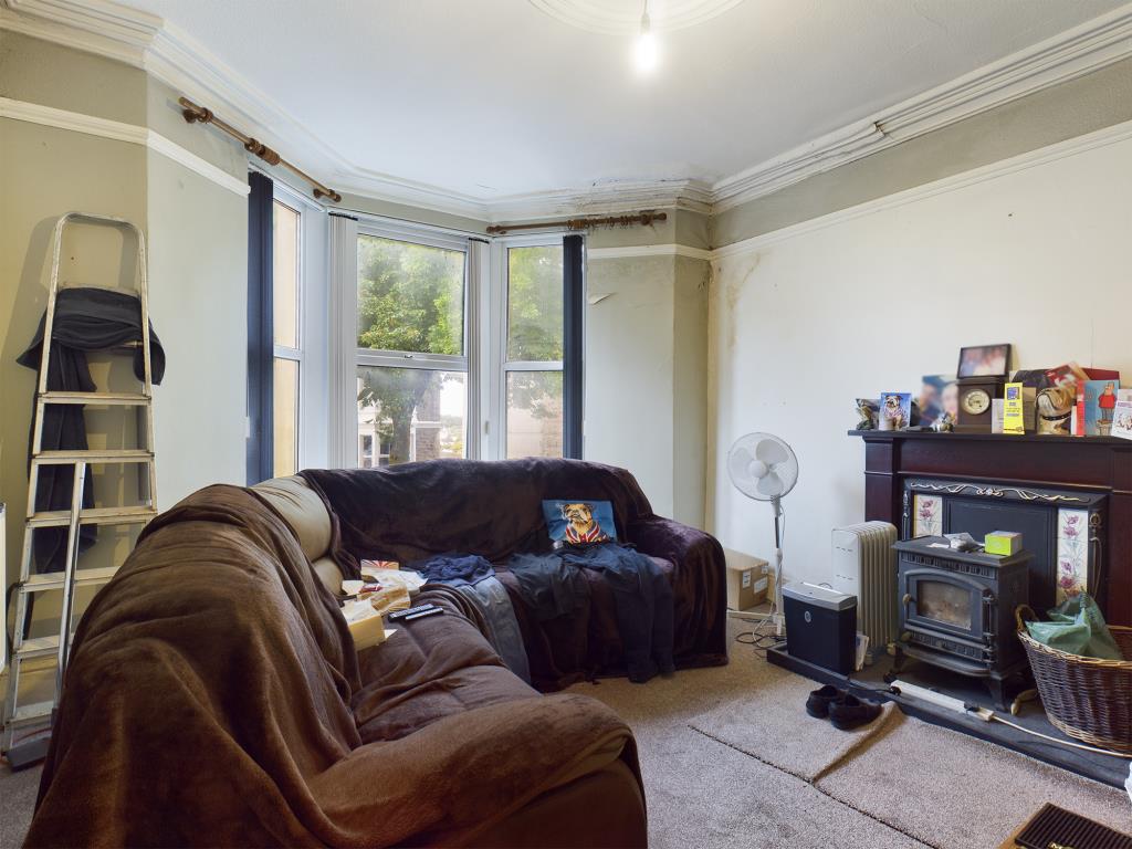 Lot: 88 - LARGE TOWN HOUSE IN SOUGHT AFTER LOCATION FOR IMPROVEMENT -